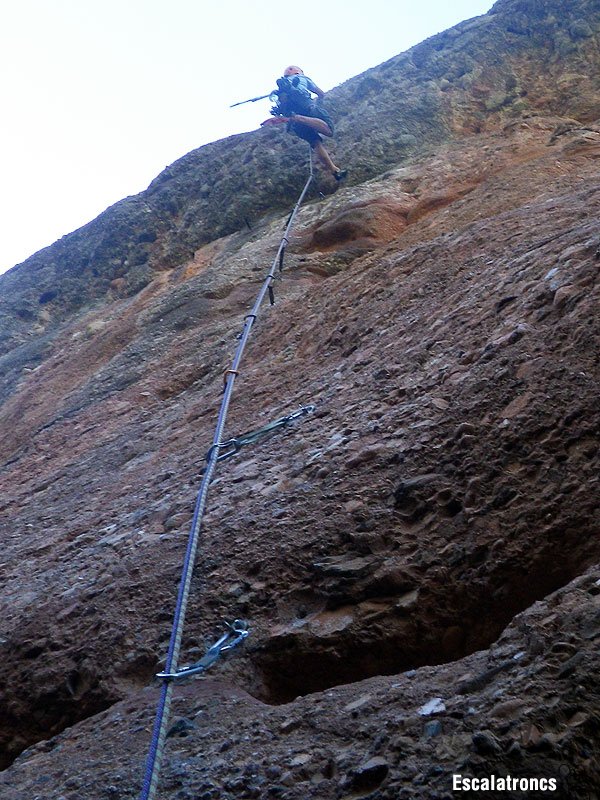 Superant el desplom del primer llarg (Foto: Roger F.)